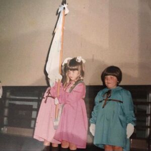 Julie Gonzalo Instagram - #tbt En el colegio en Argentina fui abanderada. Estaba re tímida ese día // At school in Argentina i was a flag bearer. It’s a thing there. I was super shy about this  #buenosaires #abanderada 📷: mi tía en Buenos Aires :)