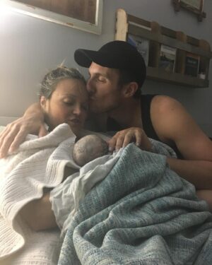Julie Ringuette Instagram - Plus grand et plus beau défi de ma vie!!!

Moi qui en avais si peur.
Moi qui repoussais le moment pour ma carrière.
Moi qui avais peur de ce que mon corps allait devenir.

JE NE REGRETTE RIEN! J’en aurais un autre si ce n’était de la pré-ménopause précoce.

Mes deux filles sont les plus belles, les plus drôles et les plus douces. (À mes yeux! 🤪)
Je me remercie de les avoir accueillies.
Je les remercie de m’avoir choisie.

Bonne fête à vous toutes!
Respect infini!

Sam: 9 juin 2018
Eva: 20 novembre 2020