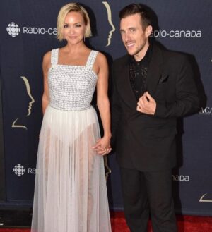 Julie Ringuette Instagram - Bravo à @cloutierv et à toute l’équipe @prixgemeaux !!! Ça nous a fait du bien de se retrouver!! Des fois, on se mets chic pis on se tiens la main!! ❤️

Glam team
Stylisme: @m_styliste/@anomalcouture 
Maquillage/coiffure: @katleenvenne 
Coupe courte: @andrew.gilbertt