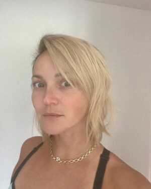 Julie Ringuette Instagram - La rentrée…
Pour tous!!

Coloration et coupe: @marifgo ❤️ @_hair_shop 🫶

#hairstyle #hair #haircut #blondhair