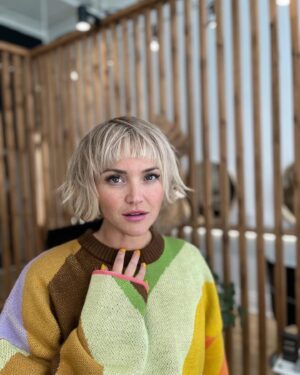 Julie Ringuette Instagram - Short hair 🤭

Merci @andrew.gilbertt 🫶 
@salonlameche