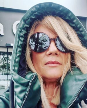 Julie Sergeant Instagram - BOM DIA WORLD