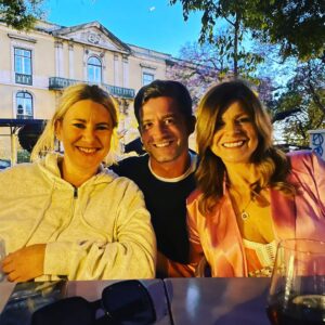 Julie Sergeant Instagram - Ontem foi assim... ❤️ O meu "filho" mais velho, o meu primogénito fez 43 anos... Foi um encontro de pessoas bonitas, reunidas para celebrar o aniversário do nosso Principezinho mais lindo... Passam muitas pessoas pelas nossas vidas: umas entram, outras saem e algumas, apenas algumas, ficam... Para sempre! Tenho muito orgulho em ser "mãe" de uma pessoa tão bonita e estou muito agradecida por me receberes na tua vida... Mummy loves you... & always will palhacito @pedrograngeroficial 🤡❤️🌹