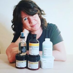 Julie Sergeant Instagram - Perguntam-me muitas vezes como cuido do meu cabelo de forma a que se mantenha saudável mesmo com todas as alterações químicas a que está constantemente a ser sujeito... Com o carinho e a dedicação de quem sabe @rosawiller mas também com produtos altamente especializados que cuidam, recuperam e reestruturam da ponta até ao couro cabeludo toda esta "farta" cabeleira... Assim posso ir brincando e alterando a minha imagem sem nunca danificar a matéria prima!!

Com @davines_portugal o meu cabelo regenera-se a cada dia, a cada utilização... não podia estar mais bonito e eu mais feliz!

@davinesofficial 
@davines_portugal
@designeformacabeleireiro 
@rosawiller