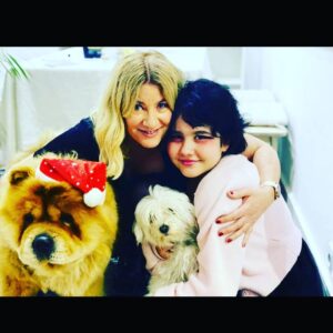 Julie Sergeant Instagram - Faz hoje 16 anos que nasceste. Faz hoje 16 anos que eu renasci.  Contigo tenho vivido as mais belas histórias, por ti tenho cruzado mares e continentes, por ti tenho voado por ceus azuis e atravessado alguns desertos mas tudo o que fiz por ti faria outra e outra e outra e outra vez ainda... tu que ensinaste-me (e continuas a ensinar) a ser um Ser Humano melhor... sem ti a minha vida não teria a importância, o encanto, a beleza que tem, sem ti a minha vida teria pouco sentido ou mesmo nenhum... foi através da tua bondade, da tua doçura, da tua grandiosidade, dessa profundeza de Ser lindo que tens e que és que tudo neste meu mundo ganhou uma imensa luz e muita muita côr... as tuas músicas, os teus desenhos, as tuas danças, o teu sentido de humor,  os teus "meus" olhinhos tao lindos e doces, o teu Ser, tudo isso me comove e me inspira. Espero que saibas que te respeito acima de tudo e que te amo mais que a todos. És um exemplo raro e único de Ser. És uma pessoa linda, simplesmente porque nasceste assim. Nada tem nada a ver com o facto de seres minha filha. Esse é um privilégio só teu. O meu é o de ser tua mãe. Obrigada por me teres escolhido para tal enorme e maravilhosa tarefa. Tem(ns) sido a viagem da minha vida...
Love u to the moon and back.
Amo-te meu lindo Pinguim 🐧❤🙏🥰