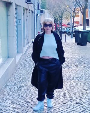 Julie Sergeant Instagram - Será assim e assim será

Mudar de visual depende de muitas coisas e não é como mudar de camisa. 
Depende do nosso estado de espírito. 
Depende MUITO da boa vontade, profissionalismo e paciência de quem nos vai fazer essa mudança radical. Neste caso a @rosawiller e apesar deste pedido insano da minha parte (que parece tão simples.... e no entanto): 
Olá!? Tás boa!? Olha, cortas-me o cabelo e pões-me loira... ... Hoje!!... Pode ser!!?

(Ontem estava castanho escuro e há 3 meses atrás laranja... note-se)!
Mesmo assim, sendo insano o meu pedido, o profissionalismo da Rosa Santos, o seu carinho, a sua determinação e entrega foram fundamentais para que tal transformação (metamorfose, eu acho) pudesse acontecer.
Agradeço infinitamente à SUPER @rosawiller pela dedicação com que na @designeformacableireiro realizou esta mudança e pelo seu resultado final, que só nós é que sabemos como foi! Foi o dia todo a trabalhar...
Agradeço pelo sorriso, meio que gargalhada que soltei às 4 da manhã qdo me vi ao espelho (não me lembrava que era outra vez loira)
Agradeço por me fazer sentir bem logo pela manhãzinha! 
Sabe bem acordar a sorrir! E adoro ter o cabelo bonito logo pela manhã!

E agradeço MUITOOO 
estes produtos maravilhoso, miraculosos, heróicos até e tão tão cheirosos da @davines_portugal e @philipmartin's que salvam e salvaguardam o meu cabelo das agressões constantes a que o exponho. Que fortificam e preenchem os fios que "dão vida" ao cabelo de tal maneira que sem eles não seria possível fazer estas mudanças tão radicais aos meu cabelo sem ficar receosa de o estragar todo ou ficar mesmo, sem a minha matéria prima.
A mão de obra e os produtos especializados fazem toda a diferença. 
E podem salvar uma cabeça. 
Informe-se primeiro com os profissionais antes de arriscar em mudanças assim.
Obrigada a todos. Love it
❤️🤟😎

@davines_portugal
@phipilnartin's
@designeformacabeleireiro