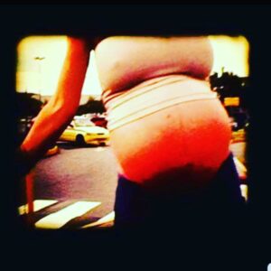 Julie Sergeant Instagram - Faz hoje 16 anos que nasceste. Faz hoje 16 anos que eu renasci.  Contigo tenho vivido as mais belas histórias, por ti tenho cruzado mares e continentes, por ti tenho voado por ceus azuis e atravessado alguns desertos mas tudo o que fiz por ti faria outra e outra e outra e outra vez ainda... tu que ensinaste-me (e continuas a ensinar) a ser um Ser Humano melhor... sem ti a minha vida não teria a importância, o encanto, a beleza que tem, sem ti a minha vida teria pouco sentido ou mesmo nenhum... foi através da tua bondade, da tua doçura, da tua grandiosidade, dessa profundeza de Ser lindo que tens e que és que tudo neste meu mundo ganhou uma imensa luz e muita muita côr... as tuas músicas, os teus desenhos, as tuas danças, o teu sentido de humor,  os teus "meus" olhinhos tao lindos e doces, o teu Ser, tudo isso me comove e me inspira. Espero que saibas que te respeito acima de tudo e que te amo mais que a todos. És um exemplo raro e único de Ser. És uma pessoa linda, simplesmente porque nasceste assim. Nada tem nada a ver com o facto de seres minha filha. Esse é um privilégio só teu. O meu é o de ser tua mãe. Obrigada por me teres escolhido para tal enorme e maravilhosa tarefa. Tem(ns) sido a viagem da minha vida...
Love u to the moon and back.
Amo-te meu lindo Pinguim 🐧❤🙏🥰