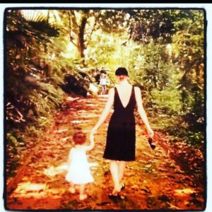 Julie Sergeant Instagram - Faz hoje 16 anos que nasceste. Faz hoje 16 anos que eu renasci.  Contigo tenho vivido as mais belas histórias, por ti tenho cruzado mares e continentes, por ti tenho voado por ceus azuis e atravessado alguns desertos mas tudo o que fiz por ti faria outra e outra e outra e outra vez ainda... tu que ensinaste-me (e continuas a ensinar) a ser um Ser Humano melhor... sem ti a minha vida não teria a importância, o encanto, a beleza que tem, sem ti a minha vida teria pouco sentido ou mesmo nenhum... foi através da tua bondade, da tua doçura, da tua grandiosidade, dessa profundeza de Ser lindo que tens e que és que tudo neste meu mundo ganhou uma imensa luz e muita muita côr... as tuas músicas, os teus desenhos, as tuas danças, o teu sentido de humor,  os teus "meus" olhinhos tao lindos e doces, o teu Ser, tudo isso me comove e me inspira. Espero que saibas que te respeito acima de tudo e que te amo mais que a todos. És um exemplo raro e único de Ser. És uma pessoa linda, simplesmente porque nasceste assim. Nada tem nada a ver com o facto de seres minha filha. Esse é um privilégio só teu. O meu é o de ser tua mãe. Obrigada por me teres escolhido para tal enorme e maravilhosa tarefa. Tem(ns) sido a viagem da minha vida...
Love u to the moon and back.
Amo-te meu lindo Pinguim 🐧❤🙏🥰