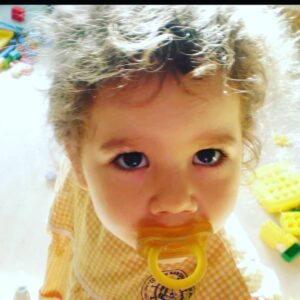 Julie Sergeant Instagram - Faz hoje 16 anos que nasceste. Faz hoje 16 anos que eu renasci.  Contigo tenho vivido as mais belas histórias, por ti tenho cruzado mares e continentes, por ti tenho voado por ceus azuis e atravessado alguns desertos mas tudo o que fiz por ti faria outra e outra e outra e outra vez ainda... tu que ensinaste-me (e continuas a ensinar) a ser um Ser Humano melhor... sem ti a minha vida não teria a importância, o encanto, a beleza que tem, sem ti a minha vida teria pouco sentido ou mesmo nenhum... foi através da tua bondade, da tua doçura, da tua grandiosidade, dessa profundeza de Ser lindo que tens e que és que tudo neste meu mundo ganhou uma imensa luz e muita muita côr... as tuas músicas, os teus desenhos, as tuas danças, o teu sentido de humor,  os teus "meus" olhinhos tao lindos e doces, o teu Ser, tudo isso me comove e me inspira. Espero que saibas que te respeito acima de tudo e que te amo mais que a todos. És um exemplo raro e único de Ser. És uma pessoa linda, simplesmente porque nasceste assim. Nada tem nada a ver com o facto de seres minha filha. Esse é um privilégio só teu. O meu é o de ser tua mãe. Obrigada por me teres escolhido para tal enorme e maravilhosa tarefa. Tem(ns) sido a viagem da minha vida...
Love u to the moon and back.
Amo-te meu lindo Pinguim 🐧❤🙏🥰