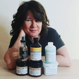 Julie Sergeant Instagram - Perguntam-me muitas vezes como cuido do meu cabelo de forma a que se mantenha saudável mesmo com todas as alterações químicas a que está constantemente a ser sujeito... Com o carinho e a dedicação de quem sabe @rosawiller mas também com produtos altamente especializados que cuidam, recuperam e reestruturam da ponta até ao couro cabeludo toda esta "farta" cabeleira... Assim posso ir brincando e alterando a minha imagem sem nunca danificar a matéria prima!!

Com @davines_portugal o meu cabelo regenera-se a cada dia, a cada utilização... não podia estar mais bonito e eu mais feliz!

@davinesofficial 
@davines_portugal
@designeformacabeleireiro 
@rosawiller
