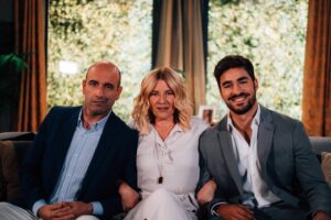 Julie Sergeant Instagram - RUDOLFO, CARMO & DAVID
BEM ME QUER 🌼
Estes são dois amores da Carmo. David, o filho e Rudolfo, o irmão. Rudolfo é o pilar da vida de Carmo. Ele protege-a, mima-a e dá-lhe a segurança que ela tanto precisa...

Já tinha trabalhado com o @joaquimhorta na Herdeira, ele era o charmoso Cigano Ramon e eu a velha governanta Marianinha mas mal trocámos uma palavra durante 200 e tal episódios... 
Agora em BEM ME QUER somos os irmãos QUINTELA. 
Devo dizer-vos que adoro trabalhar com o Joaquim, é uma pessoa linda, muitoooooo cool, um excelente colega e tem sempre um sorriso rasgado qdo me vê... quem pode pedir mais ou melhor de um irmão!!?
Querem saber mais...!!?
Dia 26/10 na sua TVI

Venham conhecer-nos. Bem vos quero

@tvioficial
@bemmequertvi 
@pluraloficialpt 
@selfie.iol.pt 
📷 @monteirotomas