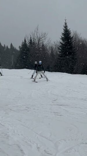 Julie Snyder Instagram - Quand ta fille @romy.ps a assez de grandes jambes que tu peux glisser en ski en dessous c’est soit que tu es petite sois qu’elle est plus grande que toi soit les 2 :)))