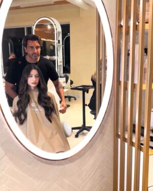 Julie Snyder Instagram - Romy a toujours voulu avoir les cheveux aussi épais que les miens, heureusement grâce à la magie de @kevinskyle__kk les cheveux de Romy sont plus volumineux et voluptueux, je trouve que ça lui va à merveille. Merci Kevins, avec ou sans les extensions, Romy est LA beauté de ma vie !!!