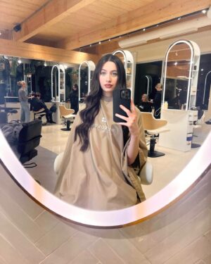 Julie Snyder Instagram - Romy a toujours voulu avoir les cheveux aussi épais que les miens, heureusement grâce à la magie de @kevinskyle__kk les cheveux de Romy sont plus volumineux et voluptueux, je trouve que ça lui va à merveille. Merci Kevins, avec ou sans les extensions, Romy est LA beauté de ma vie !!!
