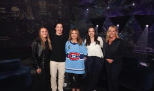 Julie Snyder Instagram - Une vidéo de Karl Tremblay et @marieannicklepine213 qui s’adressent @rafpinard sur @noovo.ca 
 
Quand trois étoiles se croisent, c’est l’amour de la chanson Québécoise et de notre sport national qui s’illumine.
 
La star du @canadiensmtl, Rafaël Harvey Pinard est un grand fan des @lescowboysfringants 
 
Le 21 mars dernier, lors de sa première présence à un talk-show, l’attaquant vedette des Canadiens nous confiait, @lasemainedes4julie son admiration envers le groupe culte.
 
J’ai alors texté Marie-Annick Lépine pour l’informer de cela et, surprise, j’ai reçu sur mon cellulaire une vidéo de Karl et elle qui s’adressent à Rafaël.
 
Quand la glace et la scène se rejoignent, que le sport et la musique s’unissent, qu’un athlète et des artistes s’inspirent l’un et l’autre, c’est tout le cœur de notre culture qui compte des buts et des notes.
 
Quand Marie-Annick Lépine joint sa voix à celle de Karl, c’est aussi l’amour qui file vers nous.