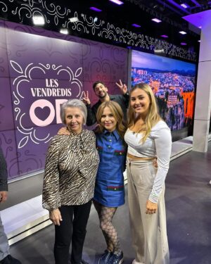 Julie Snyder Instagram - @anthony.od_officiel et @marieandree.od_officiel en visite sur le plateau des vendredi #OD avec leur famille et la célèbre grand-mère de Marie-Andrée soit la belle Doris @od_officiel pour voter pour votre candidat-e COUP DE CŒUR ♥️ allez sur noovo.ca c’est gratuit et facile comme tout. Vous pouvez voir aussi à côté de Marie-Andrée @charlenecloutier qui a gagné mon concours en début de saison pour une visite VIP de nos coulisses des vendredi OD !!! Bon samedi soir xx Julie
