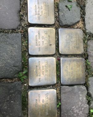 Julie Snyder Instagram - Les héros du Québec dont on ne se souvient plus ! 

En ce #jourdusouvenir consacré à célébrer nos ancêtres qui ont combattu lors de la 1ère Guerre Mondiale, je leur offre tout mon respect et ma reconnaissance. 

Je me permets de souligner qu’un héros de la 2e Guerre Mondiale, Léo Major, ne reçoit toujours pas les honneurs qui devraient lui revenir chez nous.

Ce héros Québécois surnommé « Rambo » s’est distingué par de multiples actes de bravoure. Il est connu pour avoir libéré, à lui seul, la ville de Zwolle près d’Amsterdam. 

Quand on marche dans cette ville, on voit toutes les petites pierres qui marquent la mort cruelle des juifs de Zwolle dans les camps de concentration.

Léo Major n’a pas pu tous les sauvés mais il a libéré la ville des Nazis en risquant sa vie. 

Aux Pays-Bas un grand boulevard porte son nom « LeoMajorlaan » alors qu’au Québec on n’a aucune rue à son nom.

Grâce à Thomas, en 2019, Romy et moi sommes partis sur les traces de ce grand héros.

Si le comité de toponymie ne s’en souvient pas, nous devrions faire comme les Hollandais et nous en souvenir.