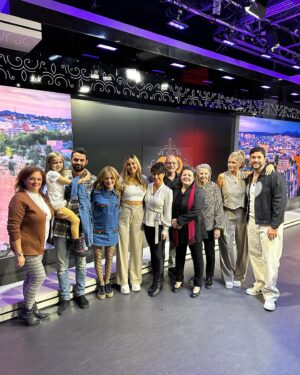 Julie Snyder Instagram - @anthony.od_officiel et @marieandree.od_officiel en visite sur le plateau des vendredi #OD avec leur famille et la célèbre grand-mère de Marie-Andrée soit la belle Doris @od_officiel pour voter pour votre candidat-e COUP DE CŒUR ♥️ allez sur noovo.ca c’est gratuit et facile comme tout. Vous pouvez voir aussi à côté de Marie-Andrée @charlenecloutier qui a gagné mon concours en début de saison pour une visite VIP de nos coulisses des vendredi OD !!! Bon samedi soir xx Julie