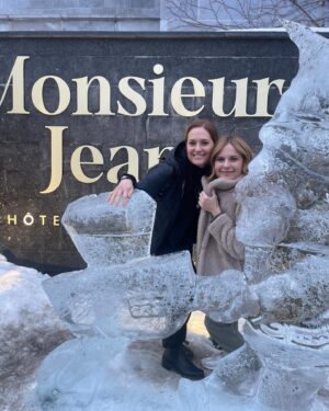 Julie Snyder Instagram - Retrouver celle qui survit à la perte de ses filles Norah et Romy.
La vie nous a mené sur son chemin @madcant et moi. Nous sommes devenues amies avec Amélie Lemieux et son ange gardienneJacinthe Bernard. Nous sommes allées nous réchauffer l’âme à l’hôtel de mes amis de cœur ♥️ Geneviève Marcon et Jean Campeau.