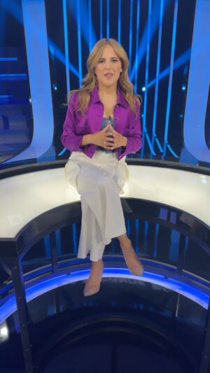 Julie Snyder Instagram - Rendez-vous ce soir à 20h00 sur Noovo et @noovo.ca pour la PREMIÈRE de Chaque seconde compte! Hâte de vous lire et de vous retrouver! Bonne année les beautés xx