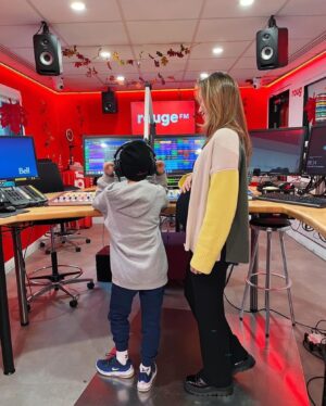 Julie St-Pierre Instagram - 2 de mes 3 garçons au travail avec moi aujourd’hui au @107.3_rouge! 😍

📸 @whittakerkiana