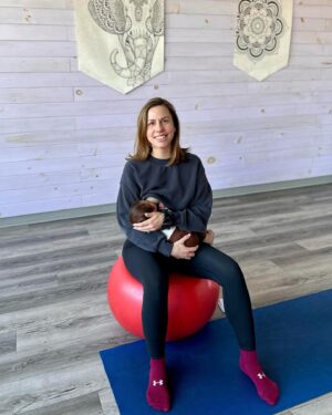Julie St-Pierre Instagram - Coup de ❤️ de femme et de maman pour @bougeotteetplacotine où j’ai récemment commencé des cours de groupe et des encadrements privés de rééducation périnatale et de remise en forme. Un lieu qui se spécialise dans la santé des femmes, pendant la grossesse et après l’accouchement. 

Bouger avec bébé, parler avec d’autres mamans, ça fait non seulement du bien au corps mais à la tête aussi. 

@msoleil_kinesiologue, tu es inspirante par ta passion, ton dynamisme et ta volonté de partager tes connaissances.