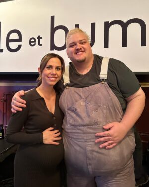 Julie St-Pierre Instagram - Coup de cœur pour @iamtalk, l’artiste et l’humain. Allez le découvrir si ce n’est pas déjà fait! 🫶🏼 

Merci pour l’invitation, les beaux moments et les belles rencontres musicales @belleetbumtq. À voir le 28 octobre! 🎤🎶