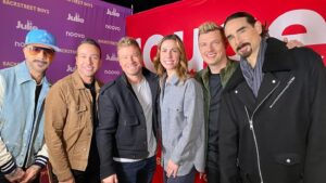Julie St-Pierre Instagram - Souvenir de décembre dernier jamais publié avec mes @backstreetboys! Une rencontre que j’espérais depuis longtemps et qui fût mémorable. J’espère pouvoir vous partager mon entrevue avec eux pour les Fêtes cette année. 🫶🏼 #BSB #throwback