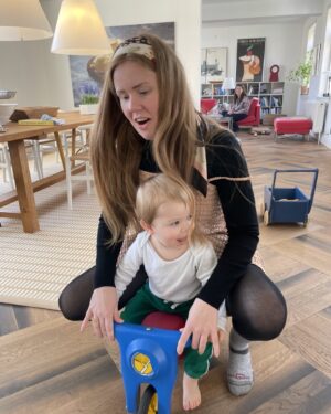 Julie Zangenberg Instagram - Tillykke til min elskede og magiske lillesøster Laura. Min beundring af dig vil aldrig svinde. Du er så meget og så meget for så mange. Du er et stort menneske. Et fint menneske. Mit menneske. Leo’s moster og Inge My’s seje mor. Vi elsker dig🇩🇰
