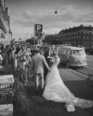 Julie Zangenberg Instagram - Bryllup part 2/3. Som du nok har lagt mærke til, har jeg ikke været den bedste ‘poster’ selv af vores bryllup. Men sådan skal det vel også være: mest for os selv, og så lidt dryp af minderne, når det lige tager en. Og nu fik jeg lyst igen♥️
Selve vielsen fandt sted i Vor Frue Kirke i København. Jeg og mine søstre er konfirmeret der, og Leo er døbt der, så det var det naturlige valg. 
Receptionen holdt vi på Andreas’ restaurant @esmee_cph . Restauranten åbnede vi 3 uger efter Leo blev født😅, var Andreas første restaurant han var medejer af, og er et sted vi  som familie er mange gange om ugen. Personalet er blevet familie. Så det føltes helt naturligt, at Esmée skulle være en del af brylluppet. @atablestory havde sørget for de smukkeste blomsterdekorationer og stel. De fortæller vist lidt mere om det på deres profil, til dem der er interesserede. @laglacedk stod for bryllupskagen, som var min yndlingskage of all times, nemlig deres ‘Gyldne Tårn’, lavet til verdens flotteste bryllupskage. Esmée og Andreas drenge stod for snacks og barchef @thibo_nt havde lavet en cocktailmenu baseret på forskellige minder i mit og Andreas liv sammen. Alt var så utroligt rørende og så stod man altså der: gift. Og med verdens bedste venner og familie omkring sig. Mit liv har (som alles) været alt andet end perfekt, med lys men også med mørke, men lige der var jeg verdens heldigste kartoffel i en smuk lys stund, jeg altid vil huske og være inderligt taknemmelig for. Fru Bagh Zangenberg. Sgu.

Igen: jeg nævner nogle mærker her, så skriver for sikkerheds skyld:
annonce

Disse billeder må ikke bruges uden vores tilladelse. Tak♥️