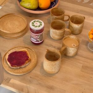 Julie Zangenberg Instagram - DEN PERFEKTE GIVEAWAY TIL HJEMMEHYGGEN ☕️
Vind det fineste hånddrejet keramik fra Damhus og det behageligste hyggesæt fra Cozy! 

Julie Damhus laver dansk hånddrejet keramik i de smukkeste nuancer. Keramikken er designet ud fra funktionalitet og rene linjer.

Præmien er et udpluk fra Oda serien: 2 kopper med hank, 2 tallerkener & 1 mælkekande samt det behageligste Comfort hyggesæt fra Cozy. Præmien indbyder til en hyggelig stund med en god kop kaffe, nybagt brød og et ultralyd blødt hyggesæt - det er en oplevelse af ren velvære 🍶😌

ALT DU SKAL GØRE FOR AT DELTAGE:
1. Like opslaget
2. Følg @damhus, @cozybyjz & @juliezangenberg
3. Nævn gerne to i kommentarfeltet som også skal have mulighed for at deltage i konkurrencen.
 
Vinderen trækkes fredag d. 23februar og får direkte besked fra Team Cozy 💌
 
Konkurrencen er hverken sponsoreret eller administreret af Instagram eller Facebook.
 
Held & lykke🤞🏻