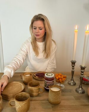 Julie Zangenberg Instagram - DEN PERFEKTE GIVEAWAY TIL HJEMMEHYGGEN ☕️
Vind det fineste hånddrejet keramik fra Damhus og det behageligste hyggesæt fra Cozy! 

Julie Damhus laver dansk hånddrejet keramik i de smukkeste nuancer. Keramikken er designet ud fra funktionalitet og rene linjer.

Præmien er et udpluk fra Oda serien: 2 kopper med hank, 2 tallerkener & 1 mælkekande samt det behageligste Comfort hyggesæt fra Cozy. Præmien indbyder til en hyggelig stund med en god kop kaffe, nybagt brød og et ultralyd blødt hyggesæt - det er en oplevelse af ren velvære 🍶😌

ALT DU SKAL GØRE FOR AT DELTAGE:
1. Like opslaget
2. Følg @damhus, @cozybyjz & @juliezangenberg
3. Nævn gerne to i kommentarfeltet som også skal have mulighed for at deltage i konkurrencen.
 
Vinderen trækkes fredag d. 23februar og får direkte besked fra Team Cozy 💌
 
Konkurrencen er hverken sponsoreret eller administreret af Instagram eller Facebook.
 
Held & lykke🤞🏻