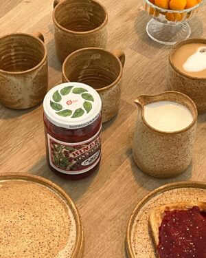 Julie Zangenberg Instagram - DEN PERFEKTE GIVEAWAY TIL HJEMMEHYGGEN ☕️
Vind det fineste hånddrejet keramik fra Damhus og det behageligste hyggesæt fra Cozy! 

Julie Damhus laver dansk hånddrejet keramik i de smukkeste nuancer. Keramikken er designet ud fra funktionalitet og rene linjer.

Præmien er et udpluk fra Oda serien: 2 kopper med hank, 2 tallerkener & 1 mælkekande samt det behageligste Comfort hyggesæt fra Cozy. Præmien indbyder til en hyggelig stund med en god kop kaffe, nybagt brød og et ultralyd blødt hyggesæt - det er en oplevelse af ren velvære 🍶😌

ALT DU SKAL GØRE FOR AT DELTAGE:
1. Like opslaget
2. Følg @damhus, @cozybyjz & @juliezangenberg
3. Nævn gerne to i kommentarfeltet som også skal have mulighed for at deltage i konkurrencen.
 
Vinderen trækkes fredag d. 23februar og får direkte besked fra Team Cozy 💌
 
Konkurrencen er hverken sponsoreret eller administreret af Instagram eller Facebook.
 
Held & lykke🤞🏻
