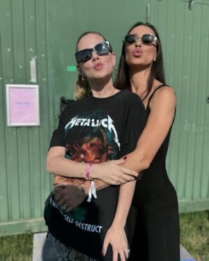 Julie Zangenberg Instagram - Ærligt er der travlt, turbulent og spændende i mit liv pt😅 Der er mange ting der er komplicerede, som jeg forsøger at få til at gå op. Som jo kommer til at gå op på den ene eller anden måde, har livet lært mig♥️ Men i sådanne perioder, kan jeg godt have en tendens til at trække mig. På en eller anden måde føle, at jeg ikke har fortjent en pause før alt er løst perfekt. Så jeg (mere end) pusher arbejdsmæssigt, er mor og det er egentligt det. Men i det, kan man jo godt lidt tabe sig selv. Selvom jeg er 9000% taknemmelig over mit givende, vidunderlige arbejde og min elskede familie. Men. Noget jeg arbejder på (læs: er bestemt ikke i mål endnu😂) er, at jeg forsøger at være bedre til at huske en balance. Huske ’Julie’. Bare lidt. Er taknemmelig for, at mine venner er FANTASTISKE til at hive i mig, når jeg ‘burer’ mig for meget inde🙏🏼 Snakke med mig om hvad der sker indeni mig, give plads til det, men også at opfordre mig til sjov og leg. En lille pause. Og dans. Om det så bare er for en halv dag eller aften. Balsam for sjælen. Tak at være den bedste af sådanne venner, og for den dejligste dag igår @officialmedinamusic Elsker dig og bandet - I er for vilde♥️ 

PS: allesammen tjek endelig hendes nye single ud ‘Giv Mig Alt’, der faktisk er inspireret fra en fantastisk og vild aften vi havde en gang😉