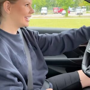 Julie Zangenberg Instagram - Tag med mig tilbage i tiden til et gensyn med mit gamle sportscenter (video 8, 9 og 10 viser min personlighed 100%😂😂😂). Glem aldrig hvor du kommer fra💪🏼 Glem aldrig vi alle er forbundne❤️‍🔥 Glem aldrig at du i din ensomhed kan række ud og finde nye fællesskaber🫱🏻‍🫲🏼🫱🏾‍🫲🏼 Du er ikke alene, du er altid velkommen i Cozy Club🫶🏼🥤🍟