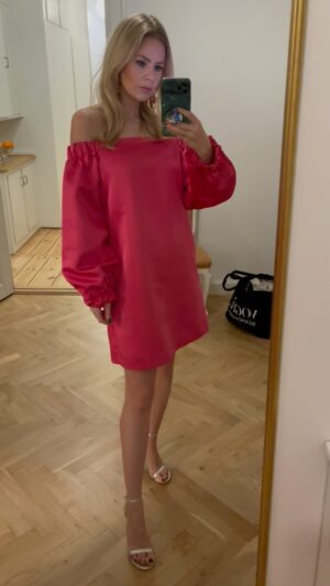 Julie Zangenberg Instagram - Igår var en virkelig dejlig aften. Fik endelig prøvet min ven Bo’s nye fabelagtige restaurant @restaurantbobe og fejret hans forlovelse med vidunderlige @yasminkazemi - så er Valentines ugen ligesom skudt igang med manér🥹 Og så dansede vi og dansede og grinte. Tak siger jeg bare💞

Tak @melangedeluxe for at komme mig i den her drøm af en kjole💕

En af de gode stunder. Jeg er heldig.