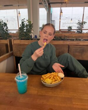 Julie Zangenberg Instagram - Tag med mig tilbage i tiden til et gensyn med mit gamle sportscenter (video 8, 9 og 10 viser min personlighed 100%😂😂😂). Glem aldrig hvor du kommer fra💪🏼 Glem aldrig vi alle er forbundne❤️‍🔥 Glem aldrig at du i din ensomhed kan række ud og finde nye fællesskaber🫱🏻‍🫲🏼🫱🏾‍🫲🏼 Du er ikke alene, du er altid velkommen i Cozy Club🫶🏼🥤🍟