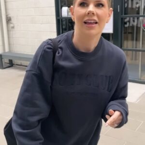 Julie Zangenberg Instagram - Tag med mig tilbage i tiden til et gensyn med mit gamle sportscenter (video 8, 9 og 10 viser min personlighed 100%😂😂😂). Glem aldrig hvor du kommer fra💪🏼 Glem aldrig vi alle er forbundne❤️‍🔥 Glem aldrig at du i din ensomhed kan række ud og finde nye fællesskaber🫱🏻‍🫲🏼🫱🏾‍🫲🏼 Du er ikke alene, du er altid velkommen i Cozy Club🫶🏼🥤🍟