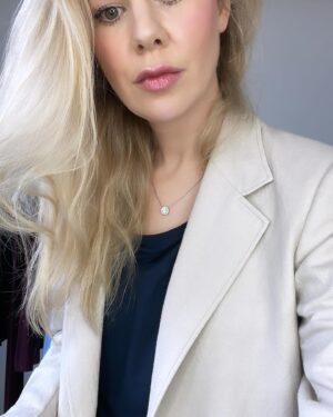 Julie Zangenberg Instagram - Healing🧘🏼‍♀️

1) Den nye mørkeblå tee fra @cozybyjz og halskæde fra @abelstedtofficial 🫶🏼🤟🏼👌🏼🤌🏼
2) Andreas laver rugbrød hver uge til os🥰
3) Vores fantastiske ambassadør @michellebjerrum der viser hendes screensaver (hendes cute søn i hans Cozy joggingtøj🥹)
4) Tiltrængt venindetid med @theresakofoed til @officialmedinamusic overjordiske præstation i Royal Arena🧝‍♀️
5) Leo, hans hammer og hans største fan🔨
6) Mexikanske guddommelige drikkevarer fra @hijadesanchez_taqueria 🌶️
7) Til @karmameju_skincare s sanselige event i Kødbyen🥰
8) En kusine og en fætter på kagerov 🥹
9) Æblekagen fra @laglacedk 😮‍💨