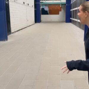 Julie Zangenberg Instagram - Tag med mig tilbage i tiden til et gensyn med mit gamle sportscenter (video 8, 9 og 10 viser min personlighed 100%😂😂😂). Glem aldrig hvor du kommer fra💪🏼 Glem aldrig vi alle er forbundne❤️‍🔥 Glem aldrig at du i din ensomhed kan række ud og finde nye fællesskaber🫱🏻‍🫲🏼🫱🏾‍🫲🏼 Du er ikke alene, du er altid velkommen i Cozy Club🫶🏼🥤🍟