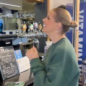 Julie Zangenberg Instagram - Tag med mig tilbage i tiden til et gensyn med mit gamle sportscenter (video 8, 9 og 10 viser min personlighed 100%😂😂😂). Glem aldrig hvor du kommer fra💪🏼 Glem aldrig vi alle er forbundne❤️‍🔥 Glem aldrig at du i din ensomhed kan række ud og finde nye fællesskaber🫱🏻‍🫲🏼🫱🏾‍🫲🏼 Du er ikke alene, du er altid velkommen i Cozy Club🫶🏼🥤🍟