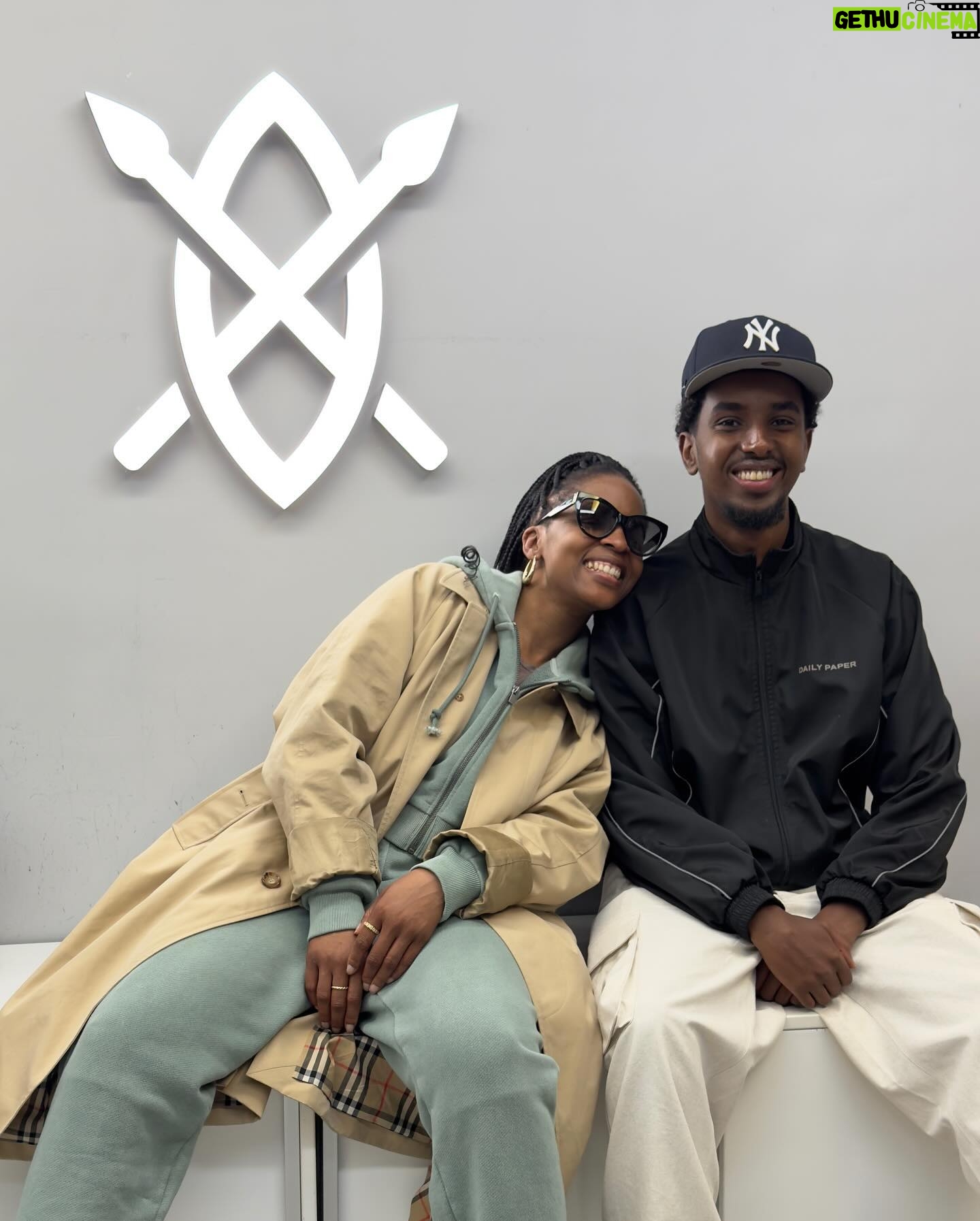 Julie Adenuga Instagram - Pick your own caption: Option 1. I’m genuinely not selling this trench at @collectionsuk - I replaced it with another Burberry jacket 🤷♀️ Option 2. I’ve officially been to every Daily Paper store in the world AND their HQ. I need a tatt now. It’s time. Option 3. #FrikanDam