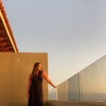 Julie Benz Instagram – Dreams are made of sand and sunsets 🌅 Happy New Year’s Eve 🥳 be safe tonight and see you in 2023!!! 😘