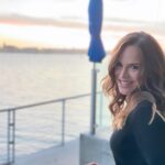 Julie Benz Instagram - My wish for you- as you say goodbye to 2023, and welcome 2024, may happiness follow you always. Happy New Year!! 🎆