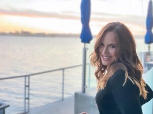 Julie Benz Instagram - My wish for you- as you say goodbye to 2023, and welcome 2024, may happiness follow you always. Happy New Year!! 🎆