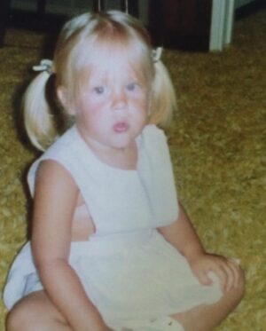 Julie Benz Instagram - When people say “Love that you went back to your natural color”… and I gently have to say “I’m a natural blonde” swipe 👉 for proof #cuzimablonde #whenblondegoesbrunette #naturalblonde #brunetteisachoice