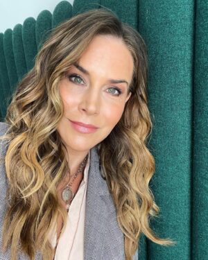 Julie Benz Instagram - It’s not easy being green 💚