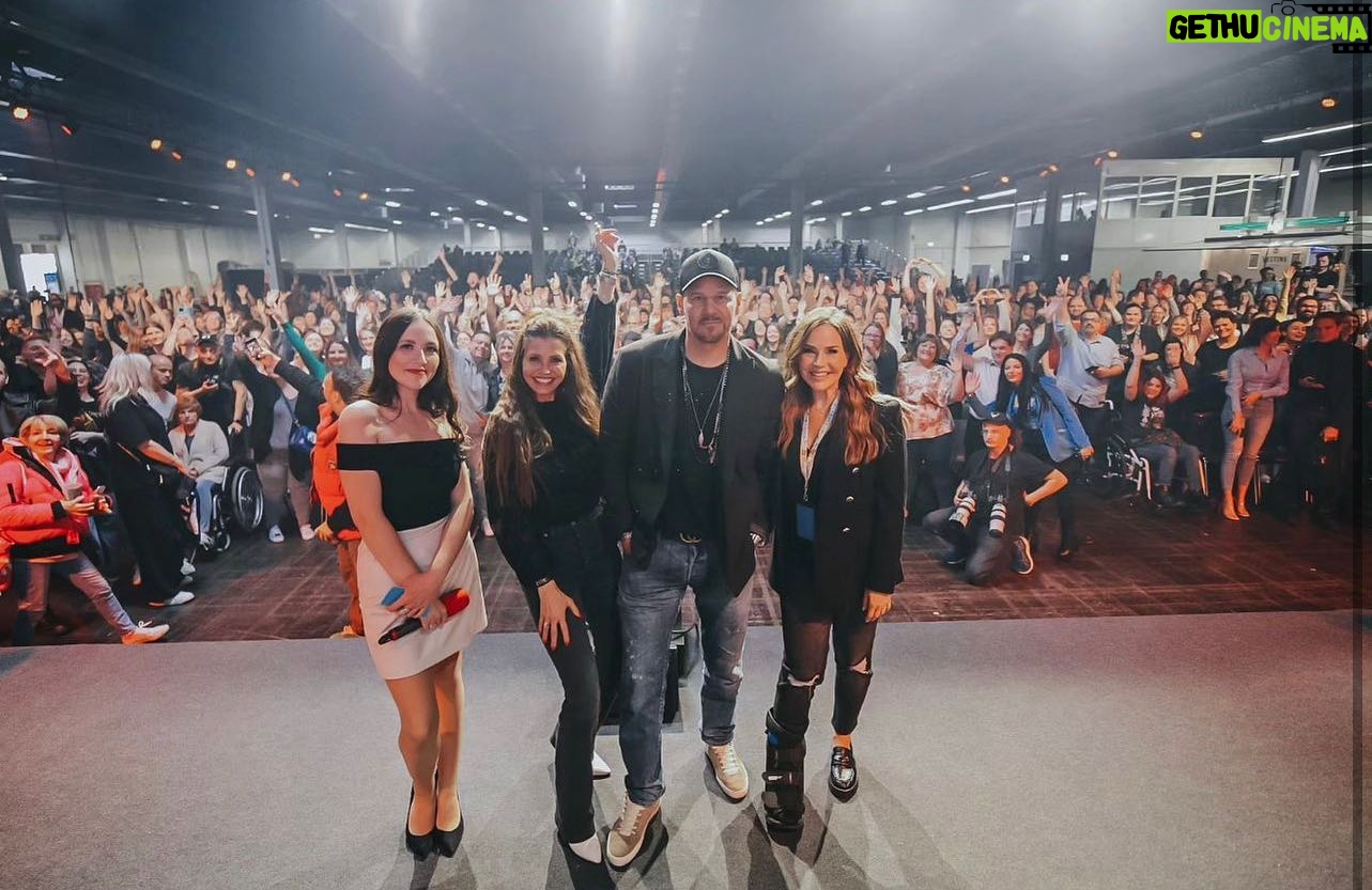 Julie Benz Instagram - We had a little reunion 🧛♀️ @germancomiccon thank you to everyone who came out to see us ❤️