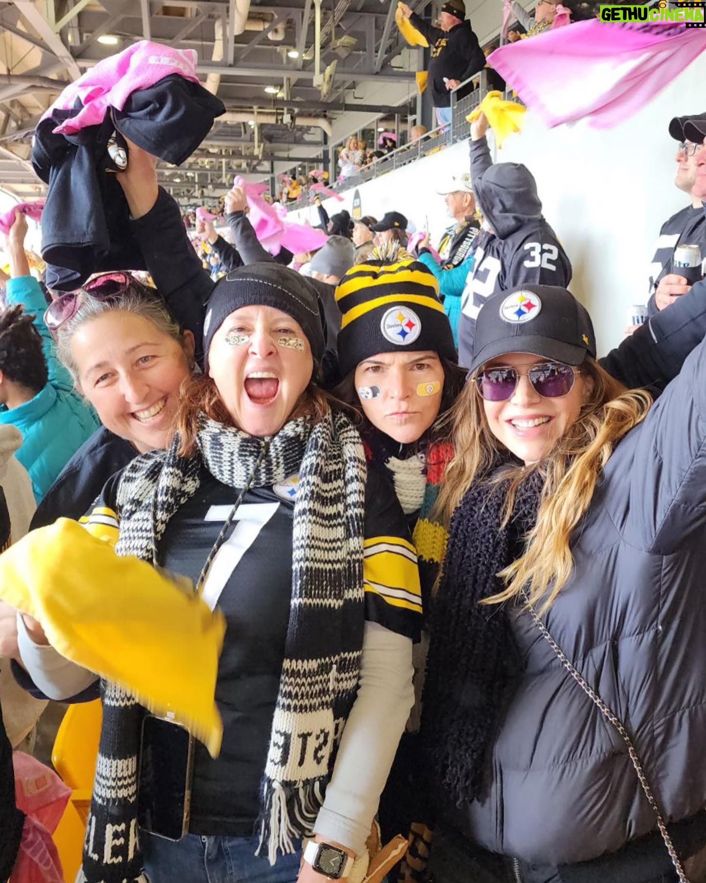 Julie Benz Instagram - B* Iām from the Burgh š¤š @steelers #steelers #steelernation #hometown #pittsburghgirl