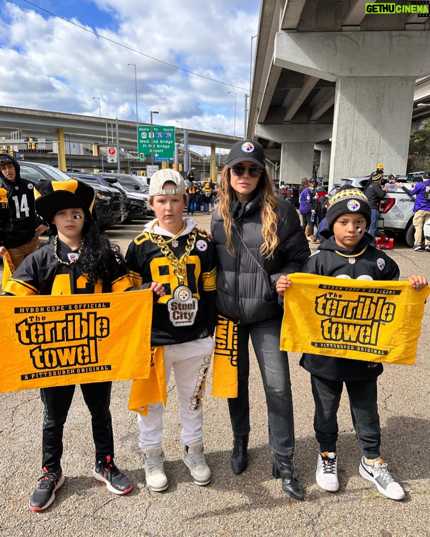 Julie Benz Instagram - B* Iām from the Burgh š¤š @steelers #steelers #steelernation #hometown #pittsburghgirl
